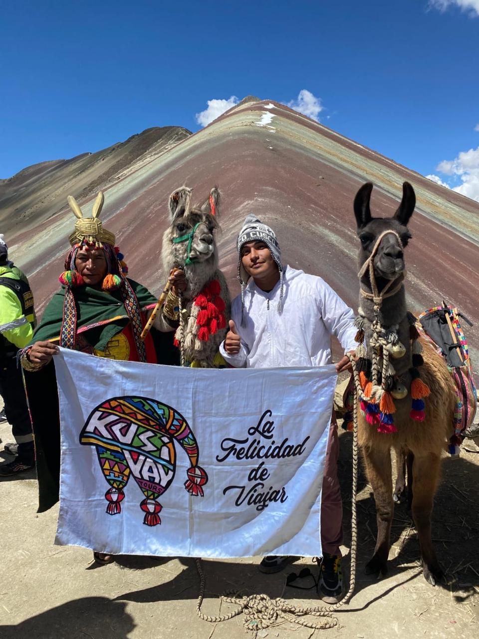 Viajero de Kusiyay con llamas frente a la Montaña de Siete Colores