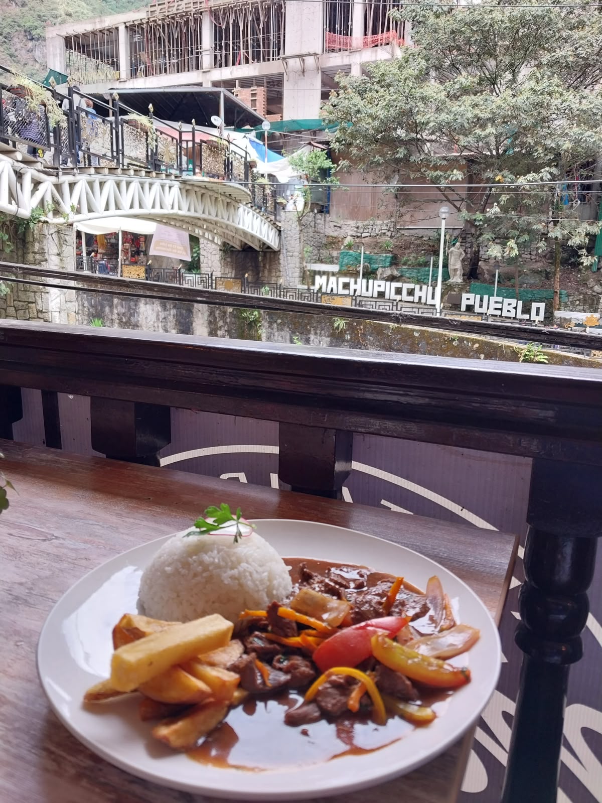 Almuerzo peruano con vista a Machu Picchu Pueblo