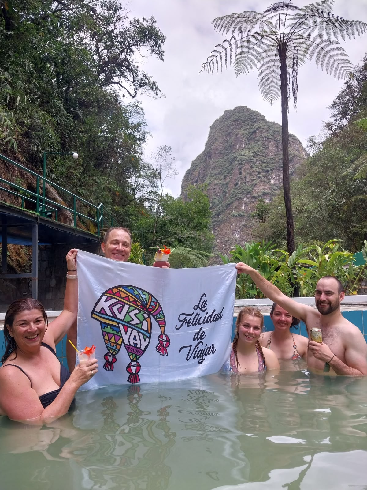 Viajeros de Kusiyay disfrutando de los baños termales