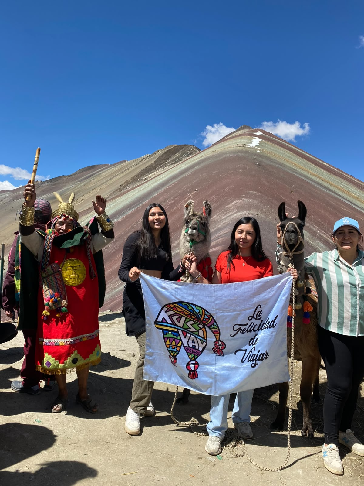 Grupo de viajeras de Kusiyay ante la Montaña de Siete Colores