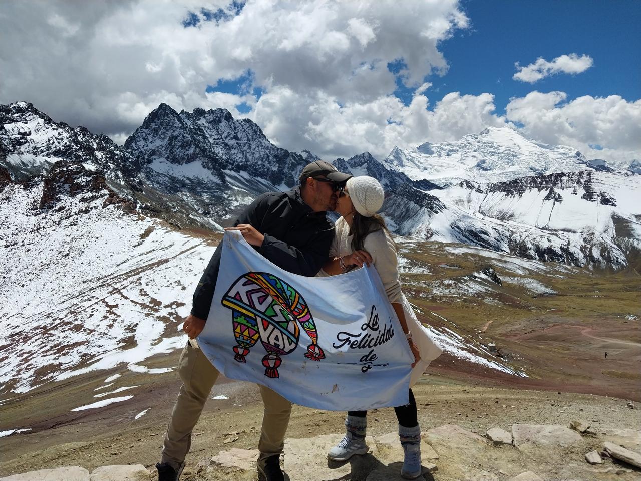 Pareja viajando con Kusiyay ante los nevados de Ausangate