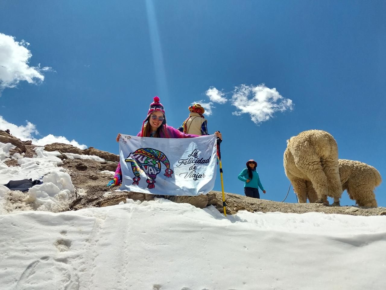 Viajera de Kusiyay junto a alpacas en la ruta del Ausangate
