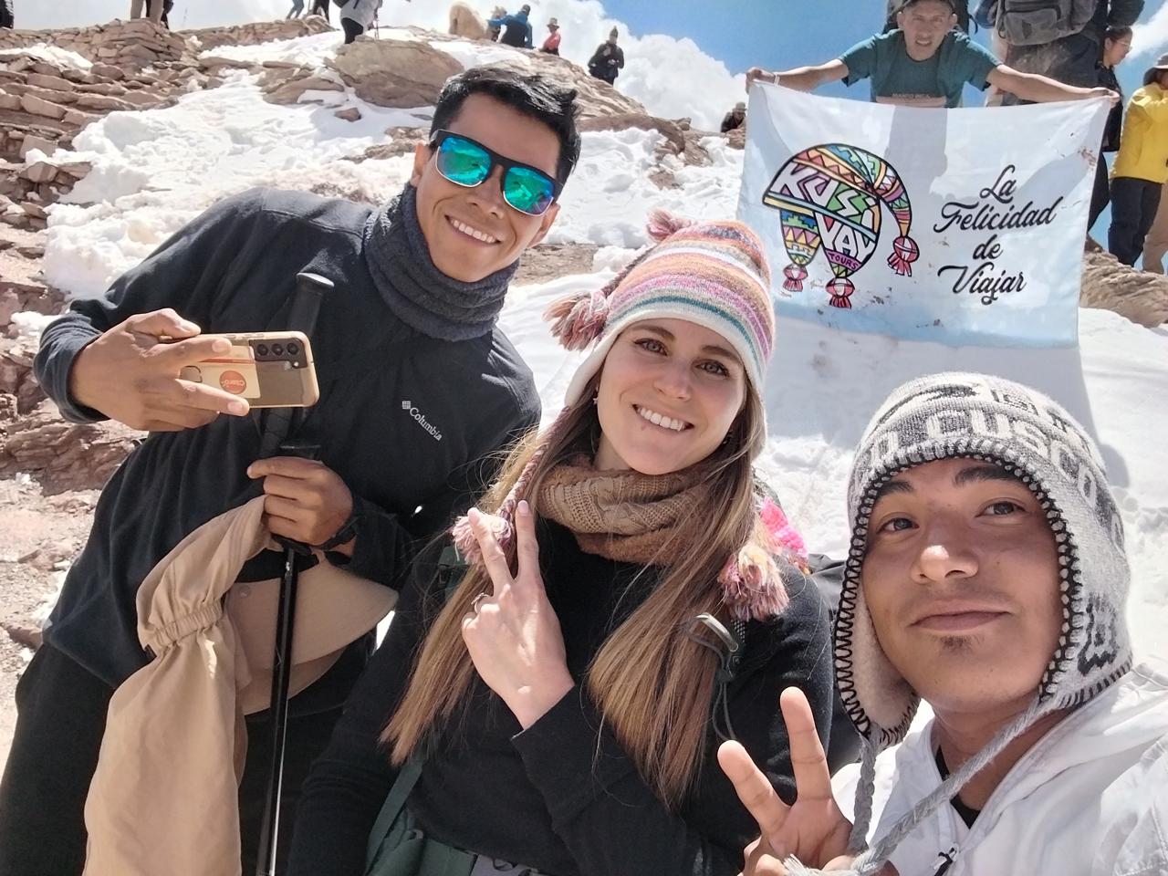 Viajeros y equipo local de Kusiyay en la nieve