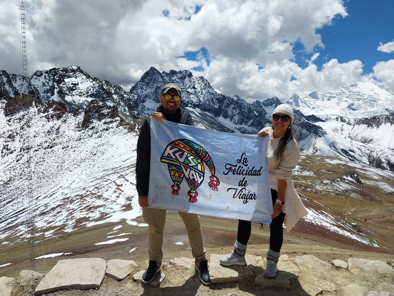 Pareja de Kusiyay ante los picos nevados del Ausangate