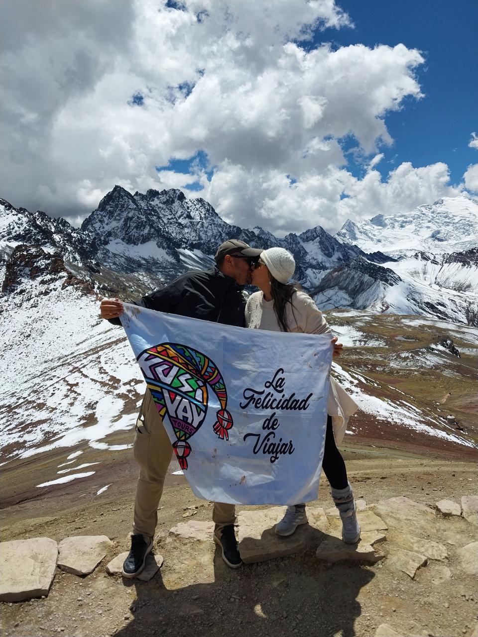 Pareja de Kusiyay celebrando frente al nevado Ausangate